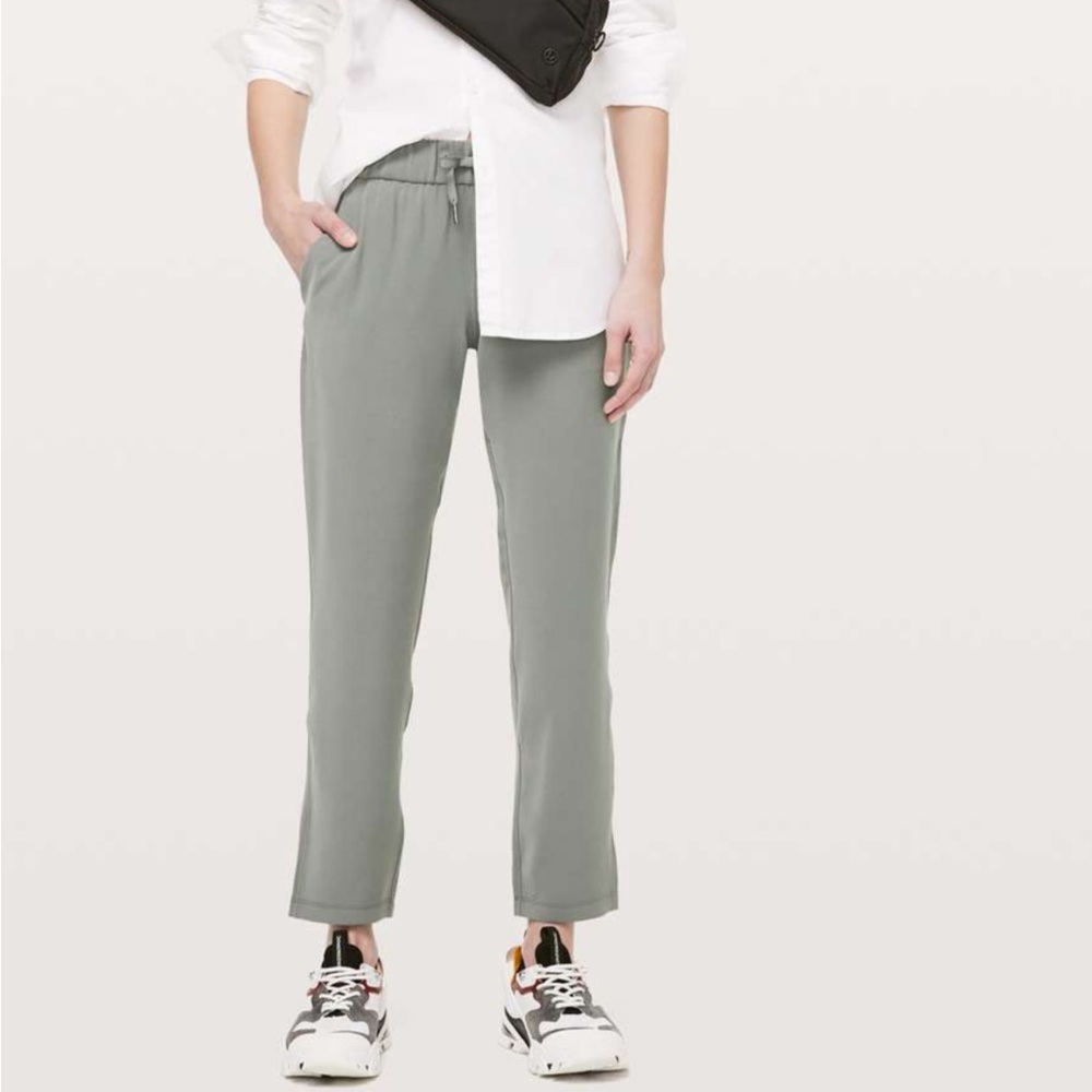 Lululemons Sage On the Fly 7/8 Pant